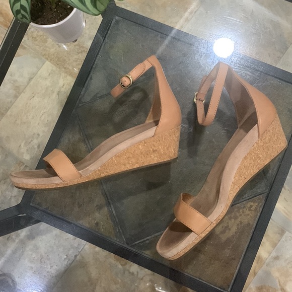 UGG ‘EMILIA’ LEATHER ANKLE STRAP CORK WEDGE SANDALS - Picture 4 of 10